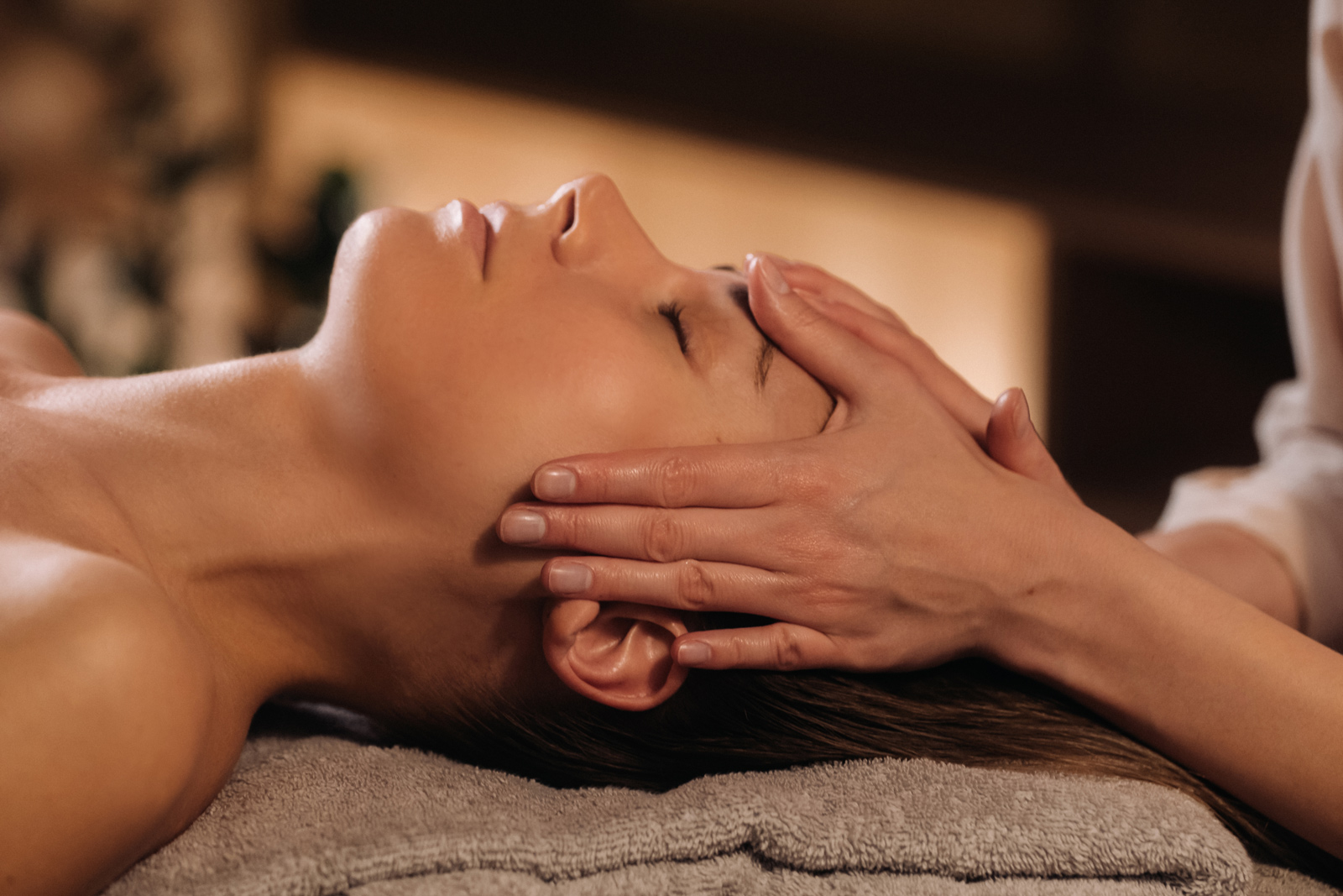 Masaje cervical intenso para aliviar dolor de cuello y trapecios