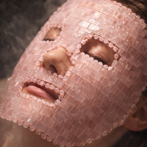 Drenaje linfático facial: el arte de desinflamar el rostro y la quietud del cuarzo rosa